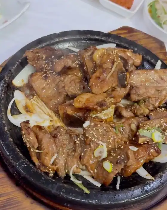 잘 익은 석갈비가 돌판 위에 담겨 나온 모습