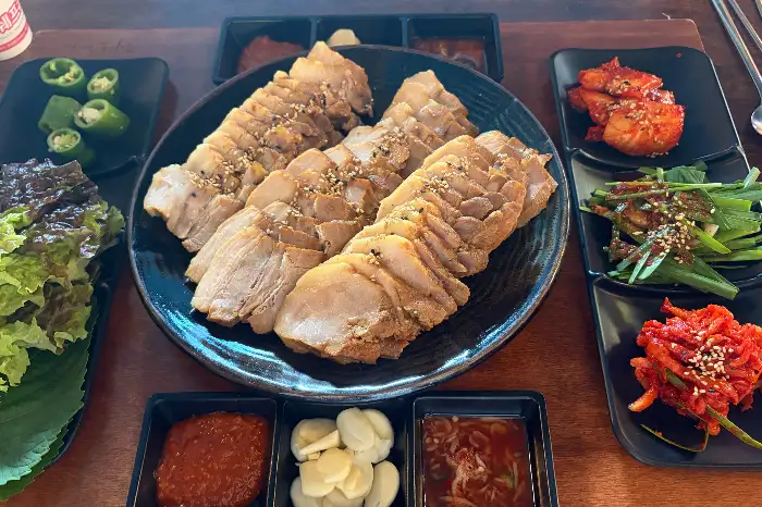 보쌈 접시와 곁들임 반찬