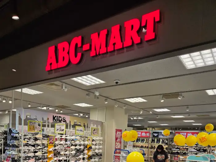 ABC-MART 매장 전경과 행사 배너