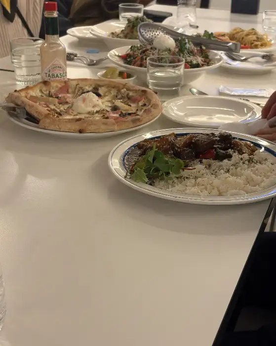 다양한 메뉴가 차려진 식탁