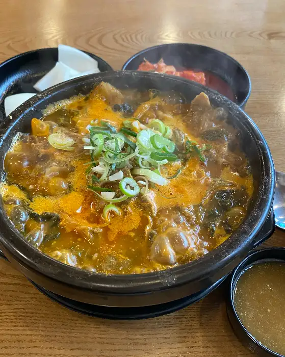 뜨끈하게 끓고 있는 해장국