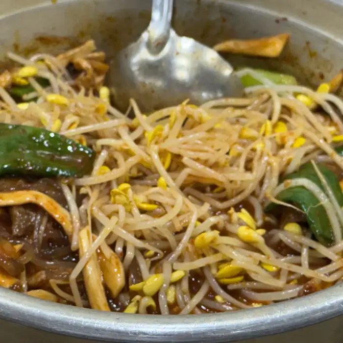 등갈비찜과 함께 나온 콩나물, 당면, 그리고 버섯 등의 내용물