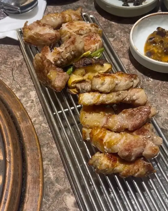 가지런히 놓인 구운 고기들