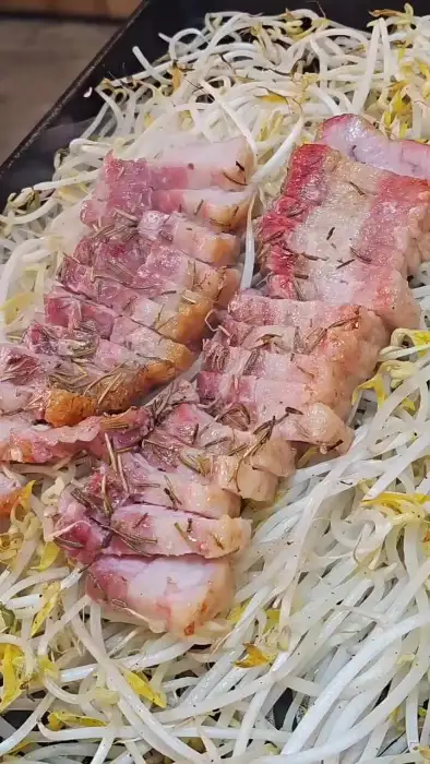 숙주와 함께 구워지는 항아리 숙성 삼겹살