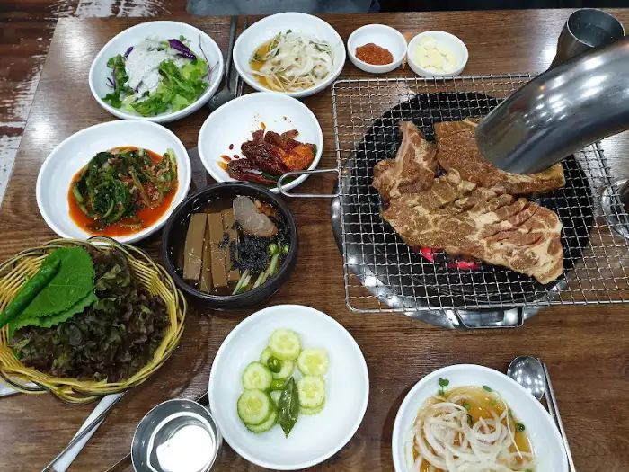 다양한 반찬과 함께 푸짐하게 차려진 고기 한 상