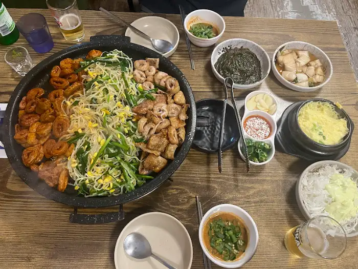 테이블에 차려진 다양한 음식과 밑반찬