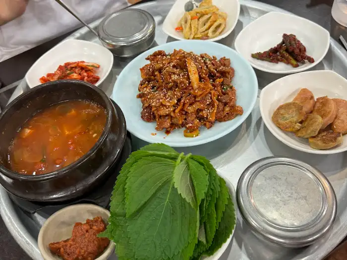 다양한 반찬과 찌개