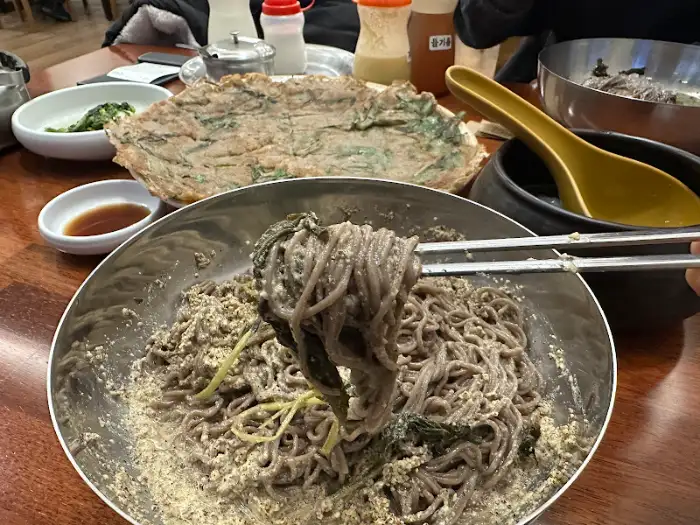 들깨막국수와 백김치