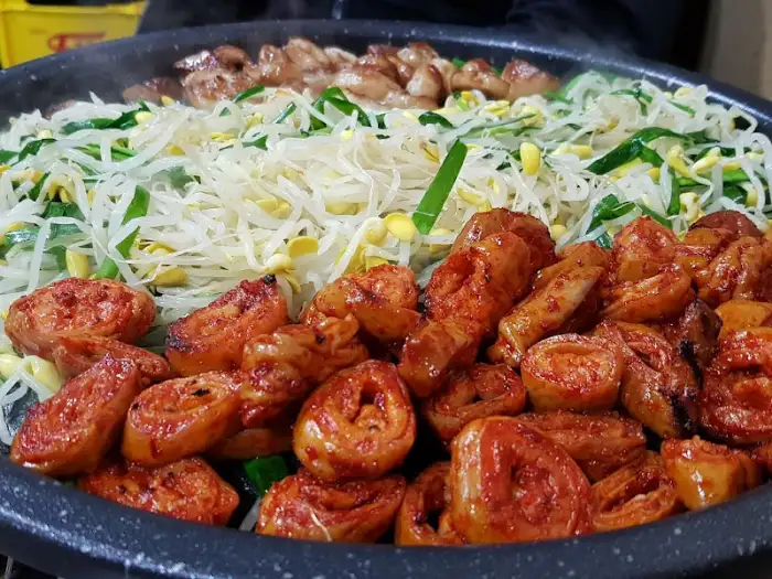 팬에 구워지고 있는 돼지 생막창과 채소