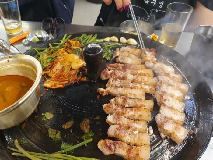 뜨끈한 국물의 라면 한 그릇