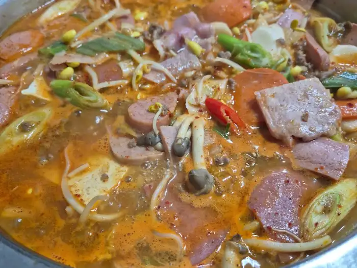 부대찌개 속 햄과 재료들