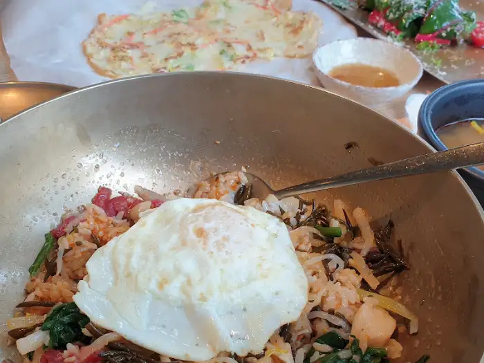 비벼 먹기 직전의 육회비빔밥
