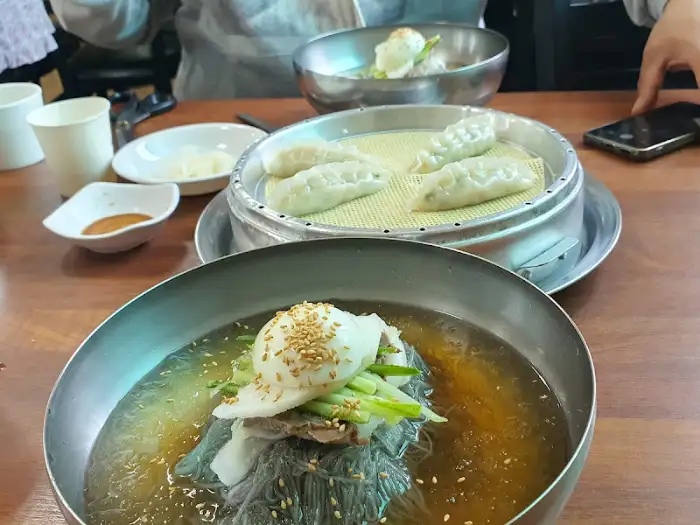 냉면과 만두가 함께 담긴 상차림