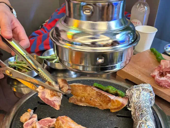 숯불 위에서 구워지는 삼겹살