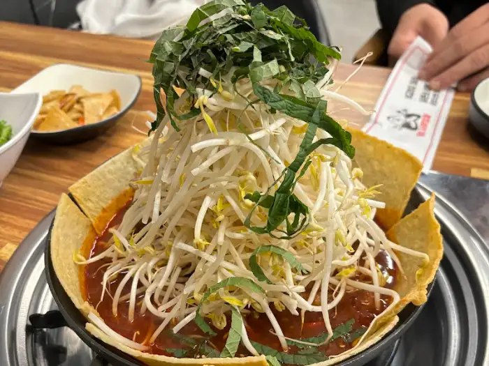 산더미처럼 쌓인 숙주와 푸짐한 닭발