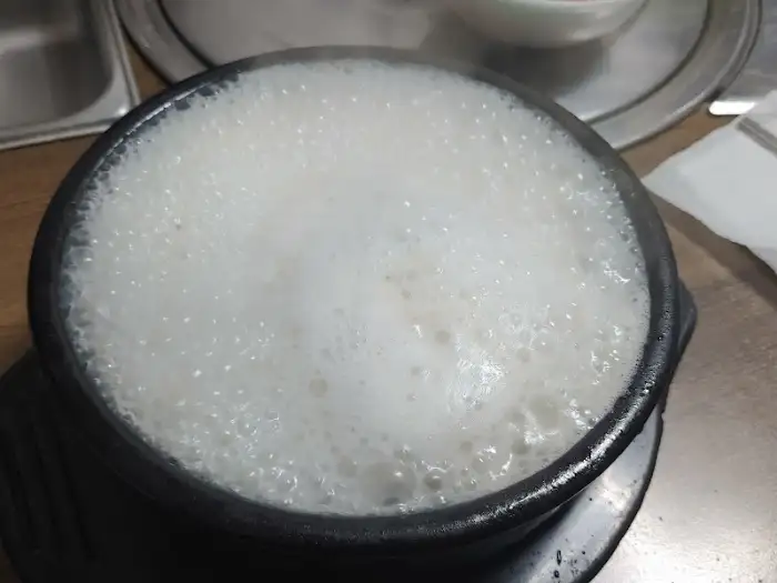 끓고 있는 설렁탕 뚝배기