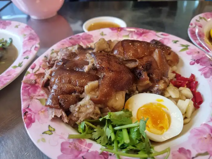 태국식 족발 덮밥 근접샷