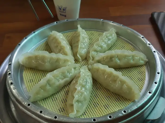 김이 오른 만두를 겹쳐 놓은 모습