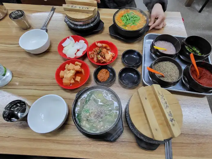 푸짐하게 차려진 순댓국과 반찬