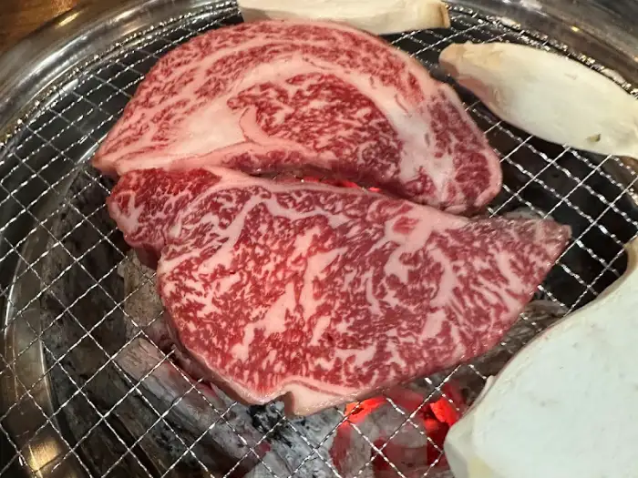선명한 마블링이 돋보이는 꽃등심