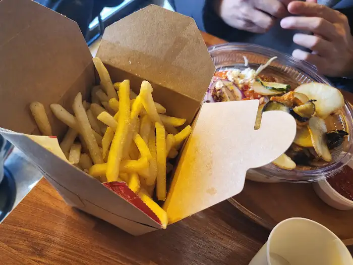 감자튀김과 샐러드