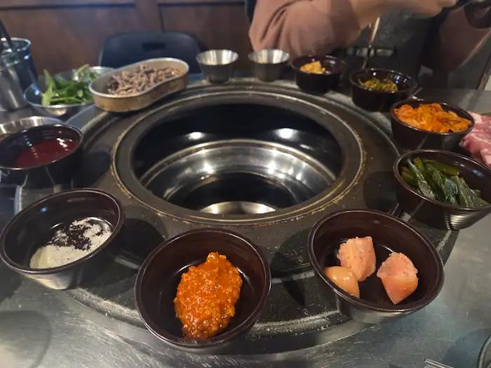 다양한 소스들과 곁들여 먹는 고기