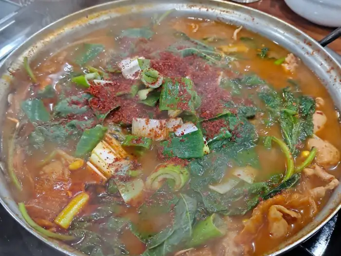 끓고 있는 곱창전골 모습