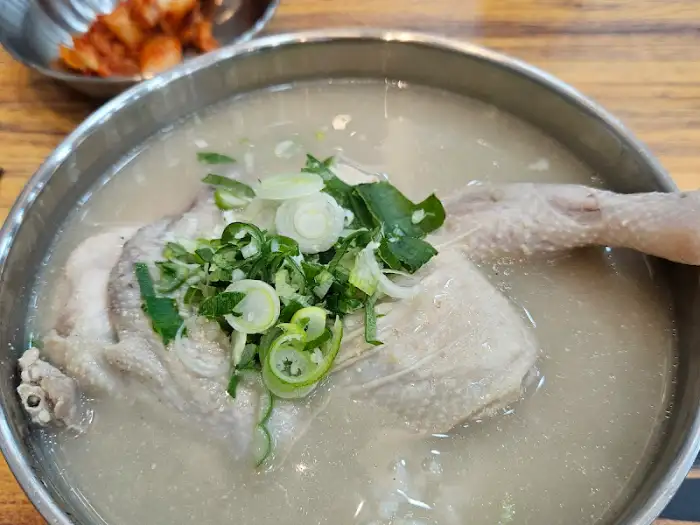 다른 각도에서 본 닭칼국수