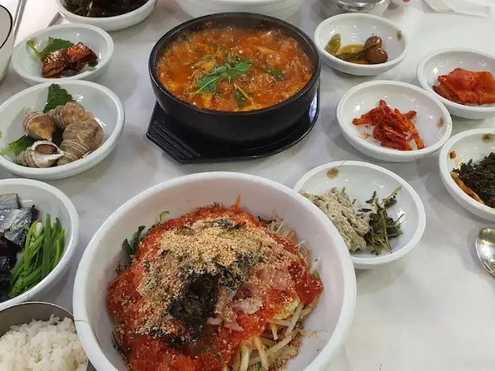 푸짐하게 차려진 한상차림