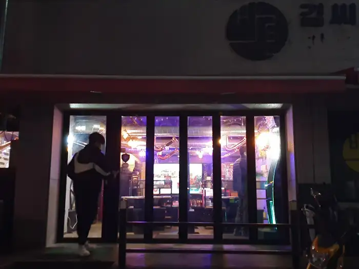 어두운 밤, 조명이 켜진 식당 외관 모습