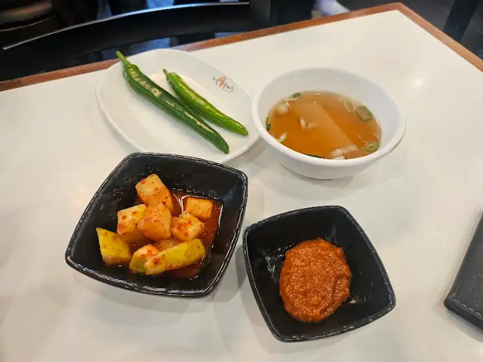 정식 메뉴 구성: 돈까스, 생선까스, 함박스테이크, 곁들임