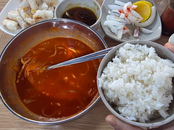 앞접시에 담긴 짬뽕 국물과 밥