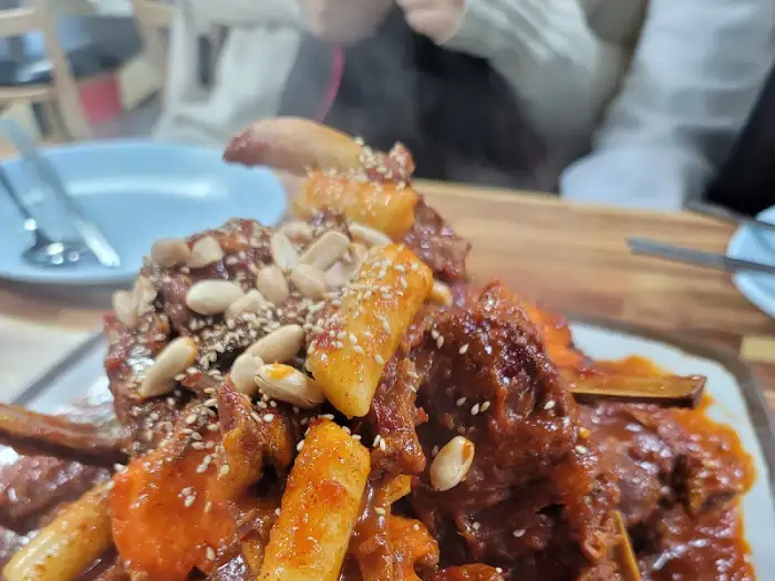 밥알 사이로 보이는 뼈찜의 조각들