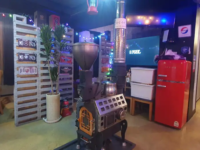 독특한 소품들로 꾸며진 식당 내부 모습