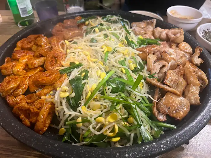 팬에 가지런히 놓인 생막창과 채소