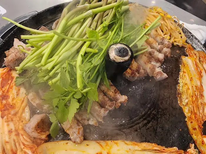 불판 위 삼겹살과 함께 구워지는 미나리