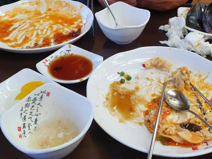 식사를 마친 후 테이블 위에 남은 빈 접시들과 소스 접시, 그리고 냅킨 등이 놓여있는 모습. 식사의 마무리 단계