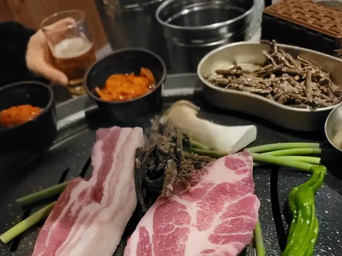 주문한 고기와 신선한 야채, 버섯