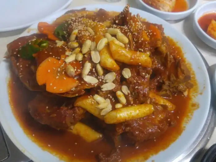 뼈찜에 곁들여진 떡과 당근