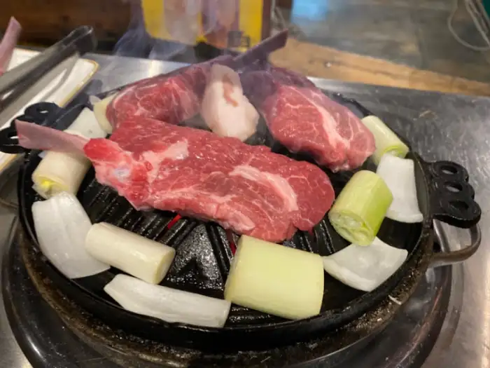 화로 위 양갈비와 채소