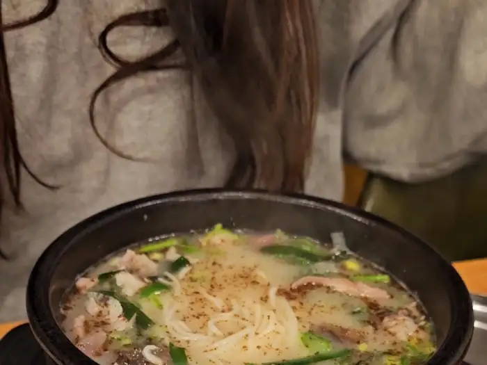 김이 모락모락 나는 순대국밥
