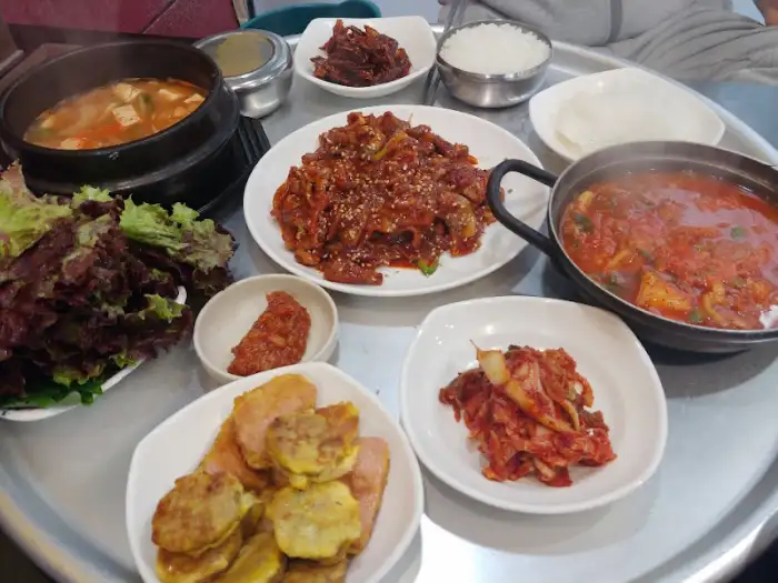 식사를 즐기는 모습