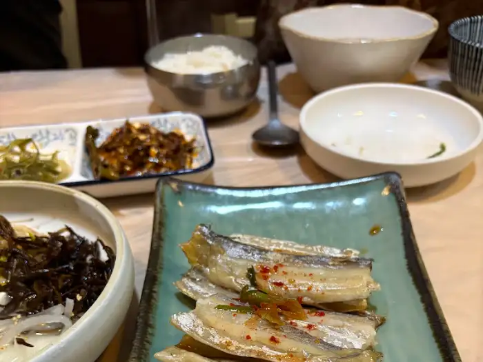 정갈하게 담긴 생선회와 밑반찬