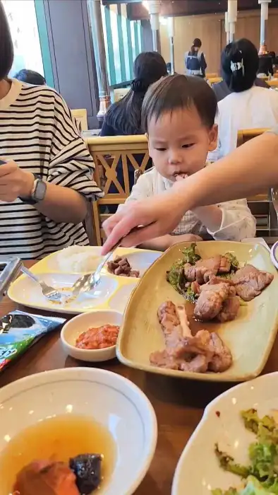 태백산 본점 아기 식사 장면