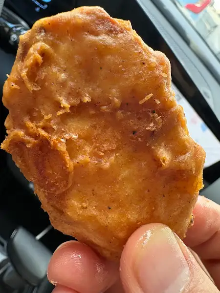 손에 들린 커다란 치킨 조각
