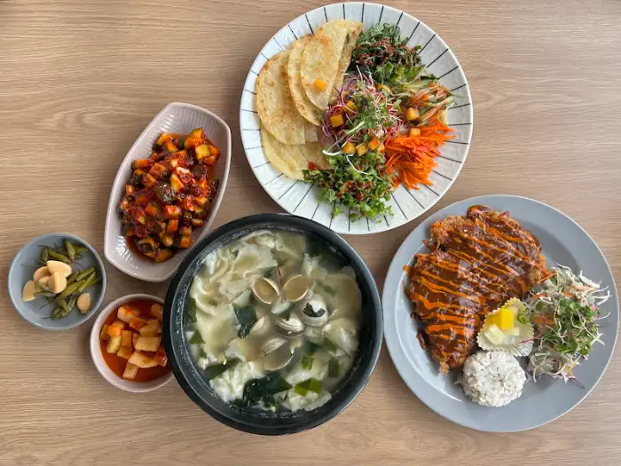 테이블에 차려진 다양한 음식들