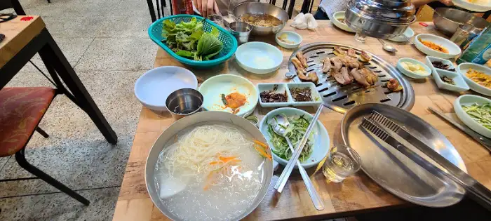 푸짐하게 차려진 테이블 상차림