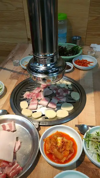 불판에 올려진 생갈매기살과 곁들임 메뉴