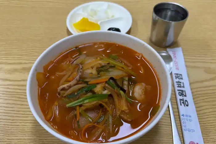 옛날 스타일로 튀겨진 바삭한 탕수육