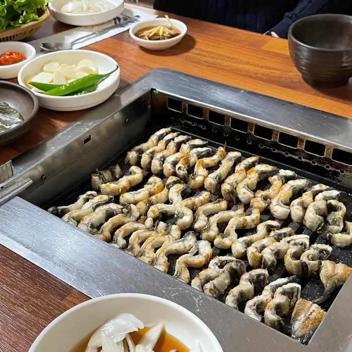 다양한 쌈 채소와 곁들여 먹을 수 있는 장어구이